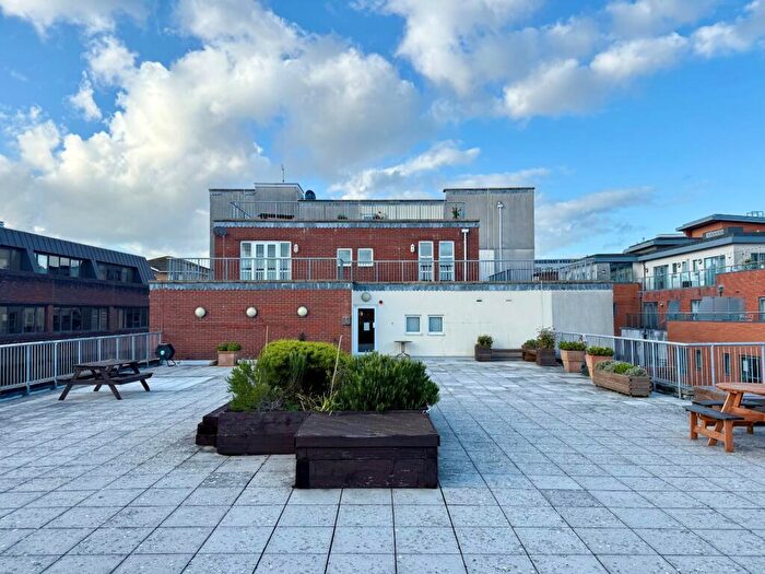 2 Bedroom Flat To Rent In Lower Canal Walk, Southampton, Hampshire, SO14
