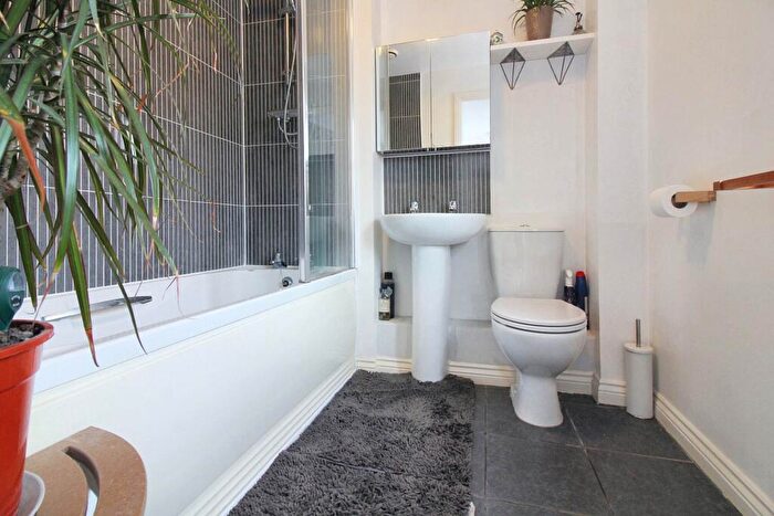 2 Bedroom Coach House For Sale In Ossulbury Lane, Aylesbury, HP19