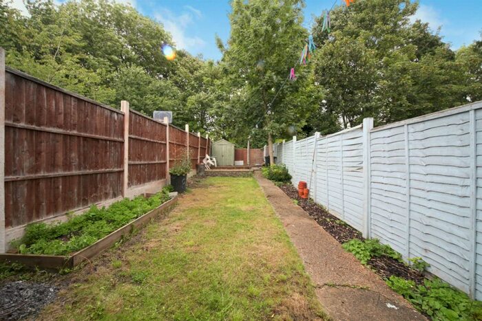 3 Bedroom Terraced House For Sale In Richmond Hill, Luton, LU2