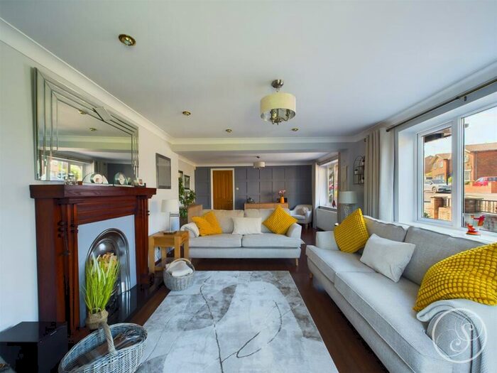4 Bedroom Detached House For Sale In Spur Drive, Leeds, LS15