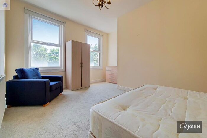 3 Bedroom Flat To Rent In Mile End Road, London, E1