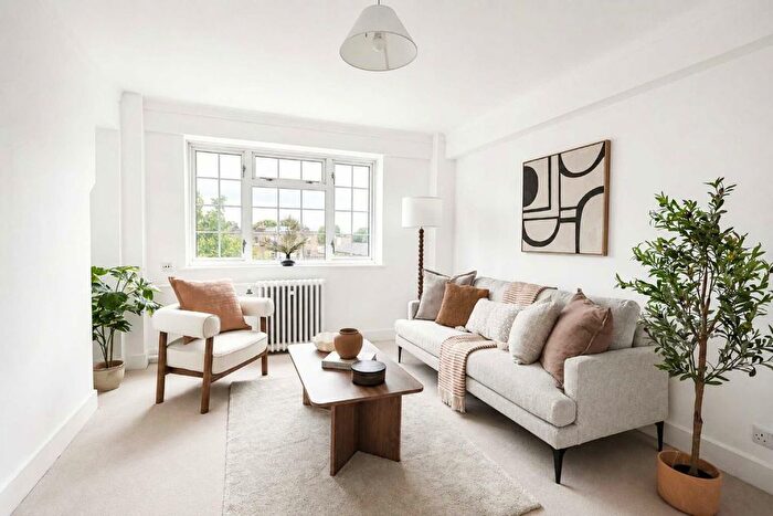 2 Bedroom Flat For Sale In Goldhawk Road, Hammersmith, W6