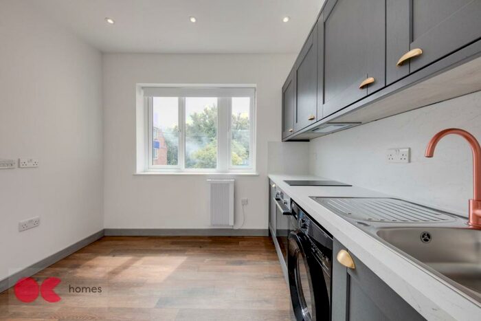 1 Bedroom Flat To Rent In Station Square, Gidea Park, Romford, RM2