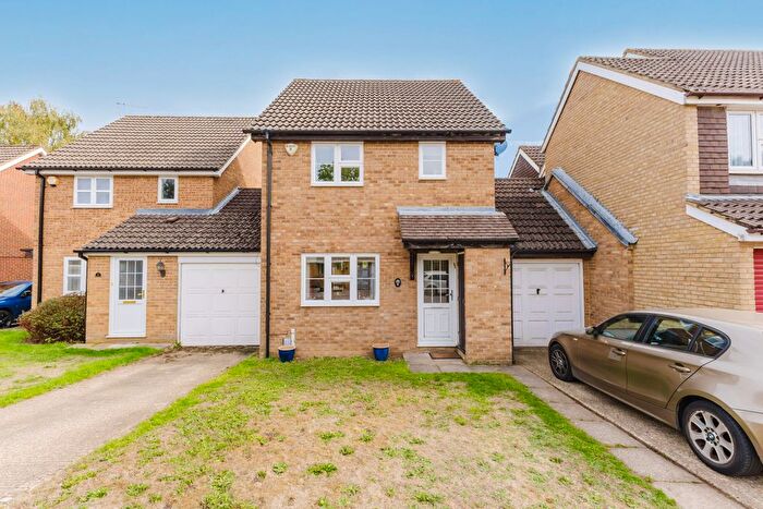 3 Bedroom Link Detached House For Sale In Campion Close, Leavesden, Watford, WD25
