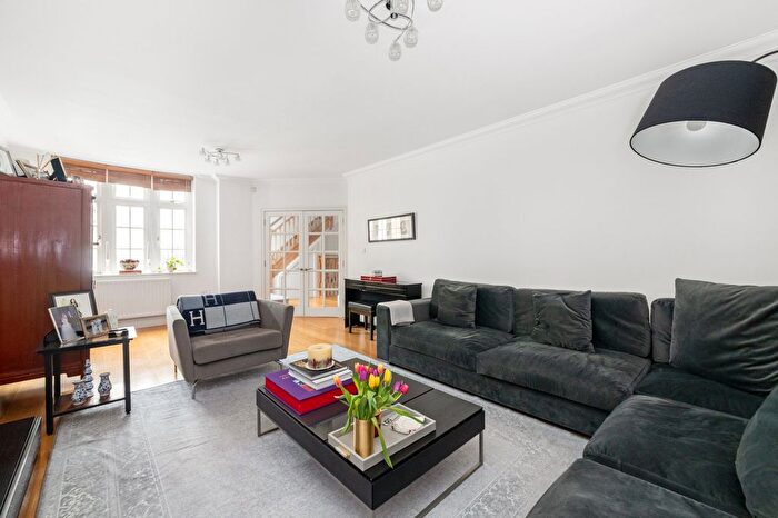 3 Bedroom Mews To Rent In Queen's Gate Place Mews, London, SW7