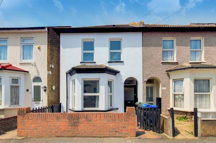 3 Bedroom Semi-Detached House To Rent In Clarendon Road, West Croydon, CR0