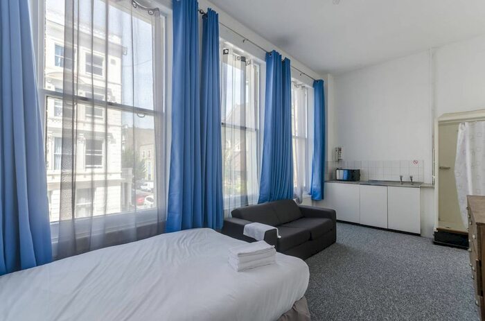 Studio To Rent In Barons Court, Barons Court, London, W14