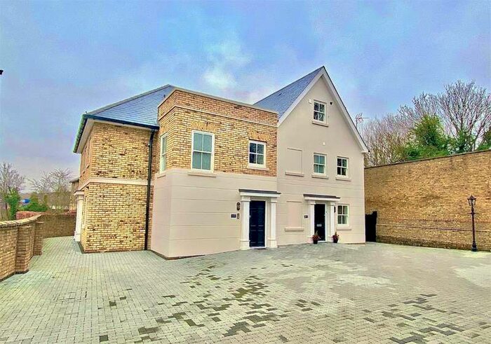 1 Bedroom Maisonette Flat To Rent In Moor Lane, Staines-upon-thames, Surrey, TW18