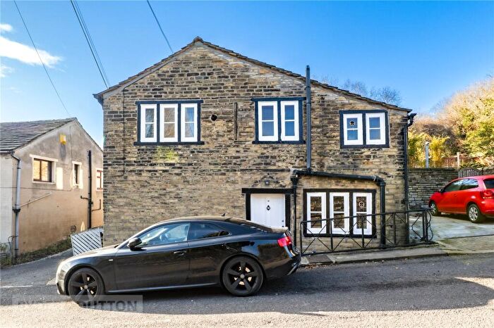 1 Bedroom Terraced House For Sale In Birkby Lodge Road, Huddersfield, West Yorkshire, HD2