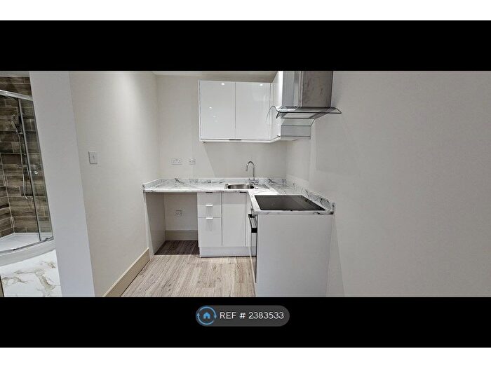 Studio To Rent In London Road, London, TN4