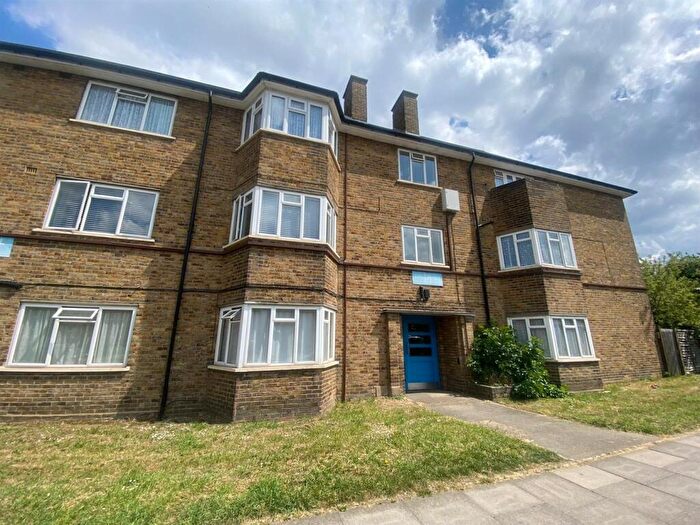 2 Bedroom Flat To Rent In Park Road, Enfield, EN3