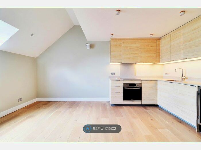 1 Bedroom Flat To Rent In Mount Mews, Hampton, TW12