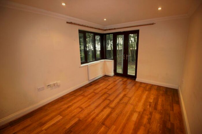 1 Bedroom Flat To Rent In Gallows Lane, High Wycombe, HP12