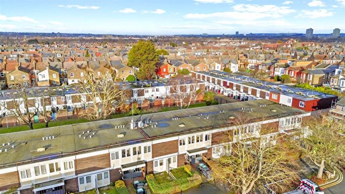 1 Bedroom Flat For Sale In Ben Tilett House, Willow Walk, Turnpike Lane, N15