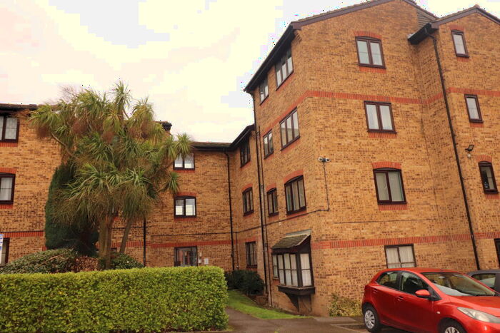 2 Bedroom Flat To Rent In Wyvern House Bridge Road Grays, RM17