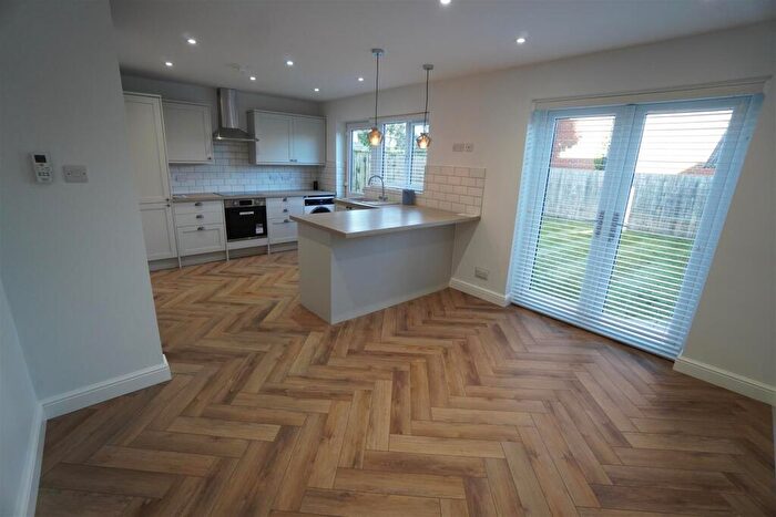 3 Bedroom Link Detached House To Rent In Holmes Park, Eastrington, DN14