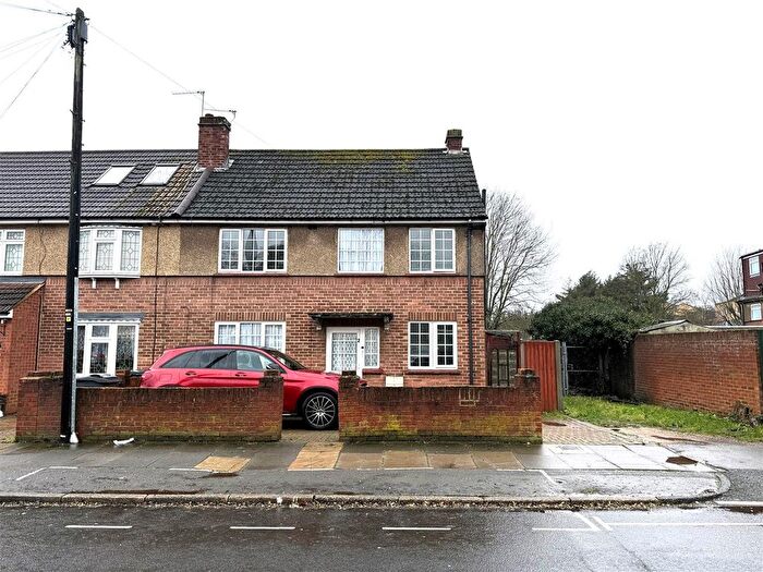 3 Bedroom Semi Detached House For Sale In Dudley Road, Bedfont, TW14