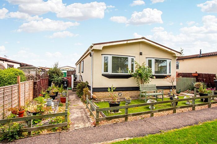 2 Bedroom Park Home For Sale In Bedford Road, Rushden, NN10