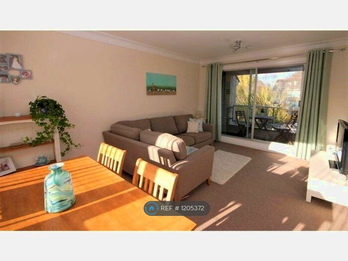 2 Bedroom Flat To Rent In Low Gosforth Court, Newcastle Upon Tyne, NE3