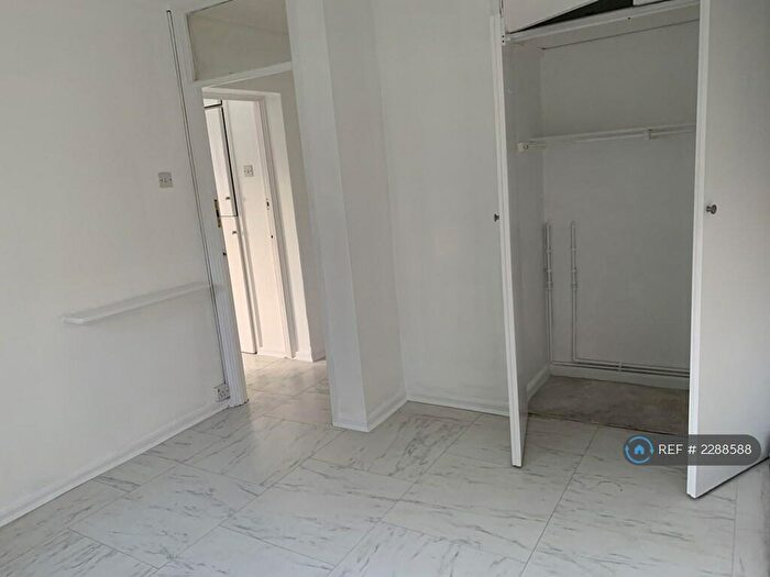 2 Bedroom Flat To Rent In Chingford Lane, Woodford Green, IG8