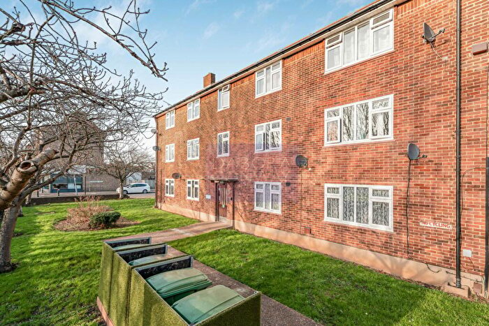 2 Bedroom Flat For Sale In Avenue Court, Ilford, IG5
