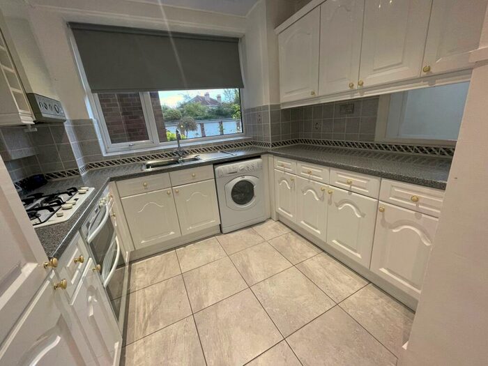 2 Bedroom Apartment To Rent In Cromptons Court, L18