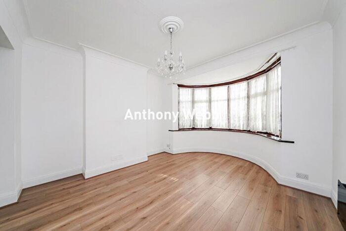 3 Bedroom Terraced House For Sale In North Circular Road, Palmers Green, N13
