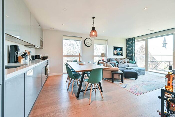 2 Bedroom Flat To Rent In Rodney Road, Elephant And Castle, London, SE17