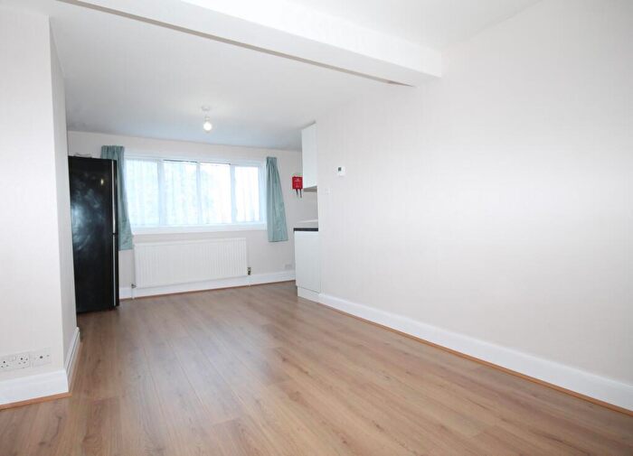 2 Bedroom Flat To Rent In The Drive, Golders Green, NW11