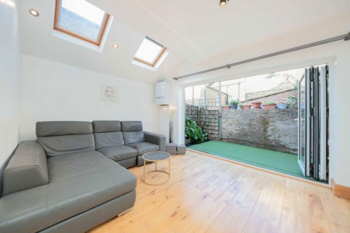 2 Bedroom Flat To Rent In Biscay Road, Hammersmith, W6
