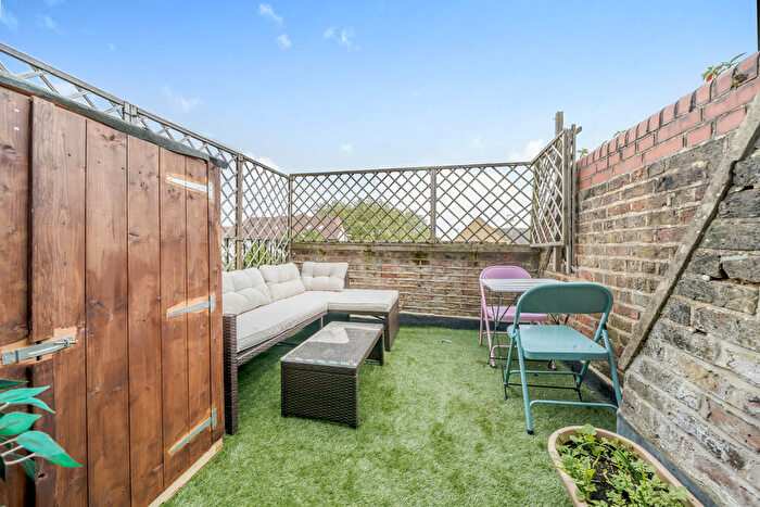 2 Bedroom Flat For Sale In Fairbridge Road, N19