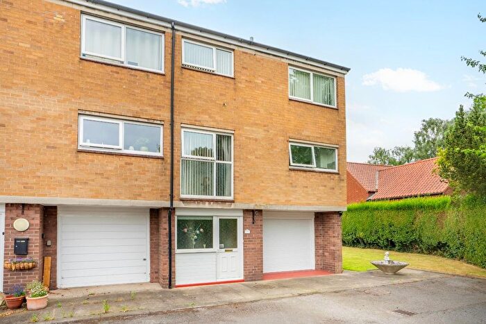3 Bedroom Town House For Sale In Ashfield Court, York, YO24