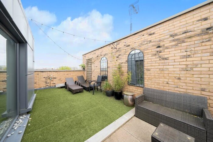 3 Bedroom Terraced House To Rent In Benhill Road Camberwell, SE5