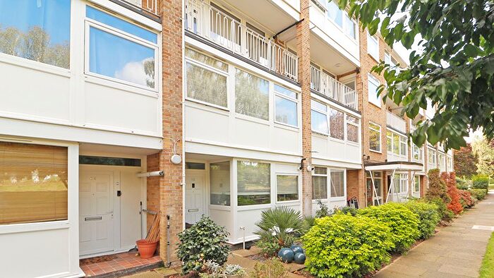 3 Bedroom Maisonette For Sale In Tarnwood Park, Eltham, SE9