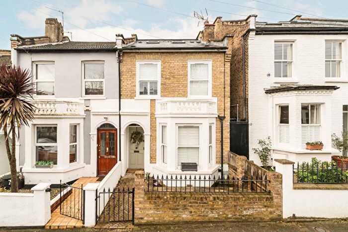 4 Bedroom Semi-Detached House To Rent In Balham Grove, London, SW12