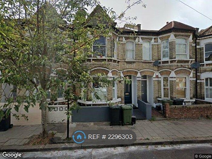 2 Bedroom Flat To Rent In Corrance Road, London, SW2