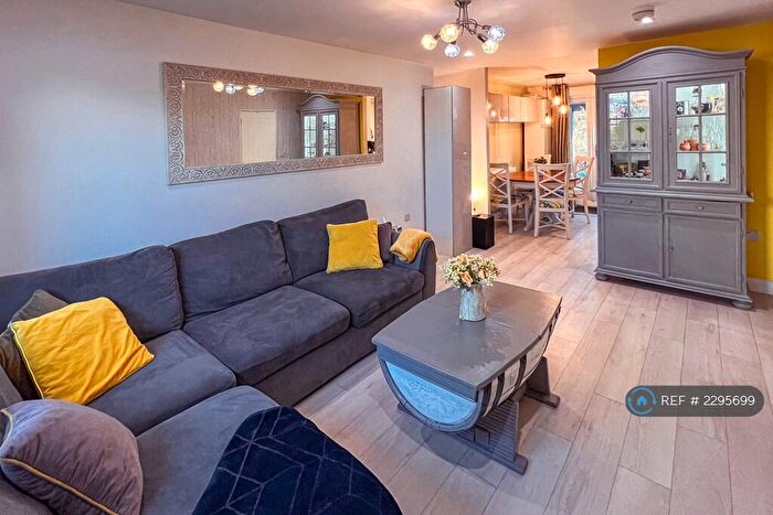 3 Bedroom Semi-Detached House To Rent In Wolseley Drive, Dunstable, LU6