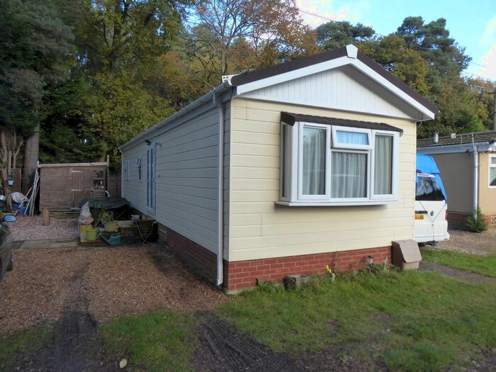 1 Bedroom Mobile/park Home For Sale In Pinelands Mobile Home Park, Welshmans Road, Padworth Common, Reading, Berkrshire, RG7
