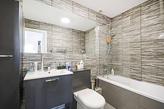 3 Bedroom Maisonette To Rent In The Vale, Cricklewood, London, NW11