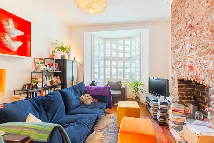 2 Bedroom Flat To Rent In Alexander Road, Islington, London, N19