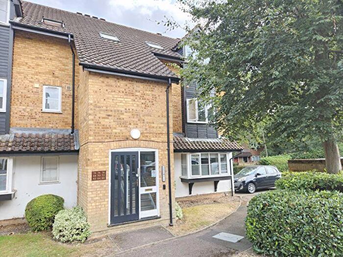 2 Bedroom Apartment For Sale In Boleyn Way, Barnet, EN5
