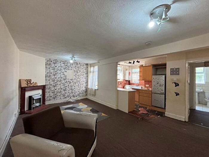2 Bedroom Flat For Sale In A Courtlands Drive, Watford, Hertfordshire, WD17