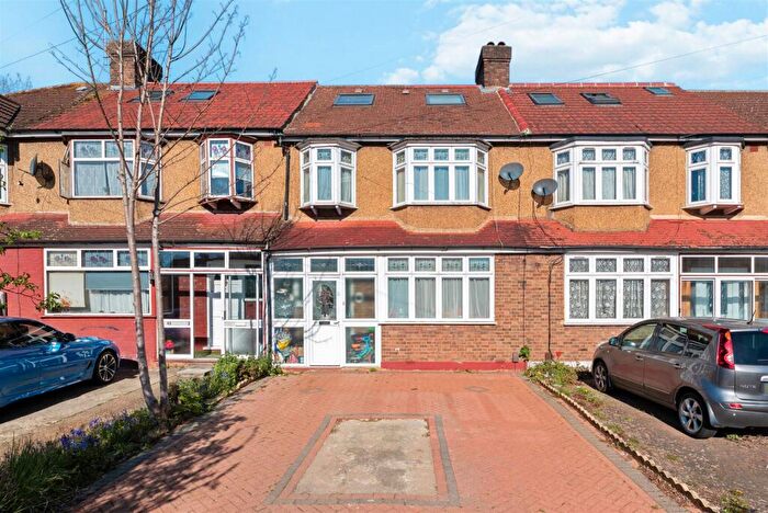 4 Bedroom House For Sale In Links Avenue, Morden, SM4