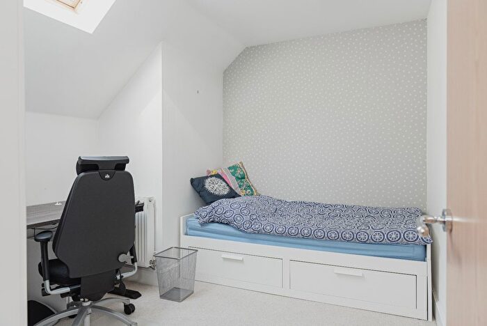 2 Bedroom Flat For Sale In Reigate Hill, Reigate, RH2