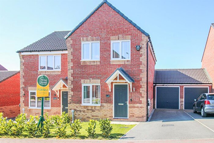 3 Bedroom Semi-Detached House For Sale In Pear Tree Mews, Knottingley, WF11