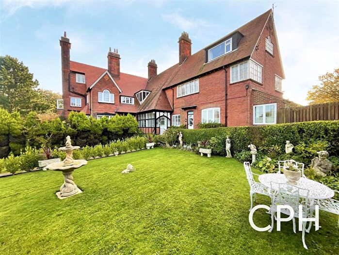 2 Bedroom Flat For Sale In Holbeck Hill, Holbeck House, YO11