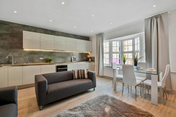 3 Bedroom Flat To Rent In Queens Avenue, London, N21