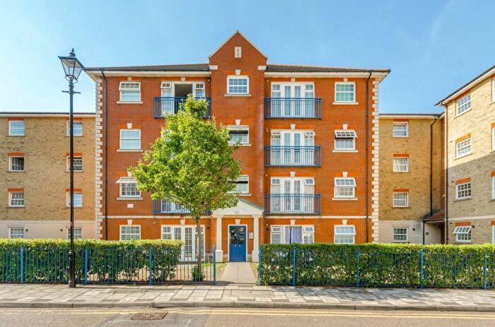 2 Bedroom Flat To Rent In Queensberry Place, London, E12