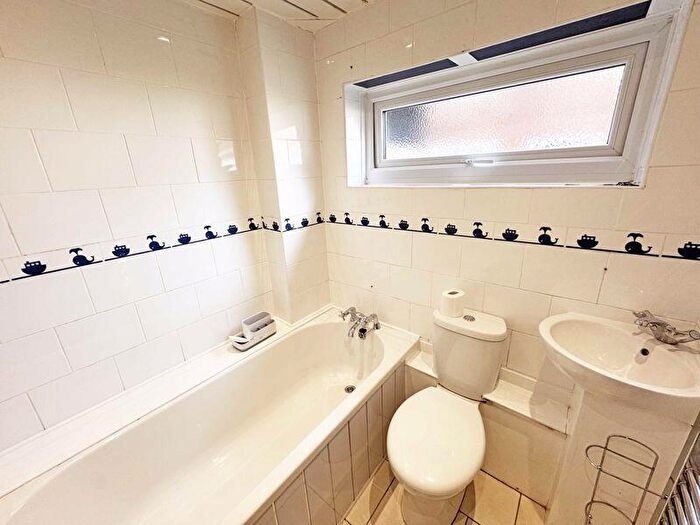 2 Bedroom Flat For Sale In Ground Floor Flat, Wharfedale Court, Chester Avenue, Poulton-Le-Fylde, FY6