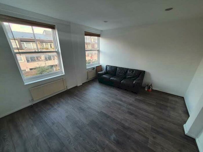 2 Bedroom Flat To Rent In Central Hill, London, SE19